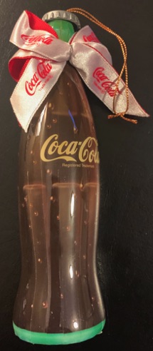 45111-1 € 10,00 coca cola ornament fles met strik.jpeg